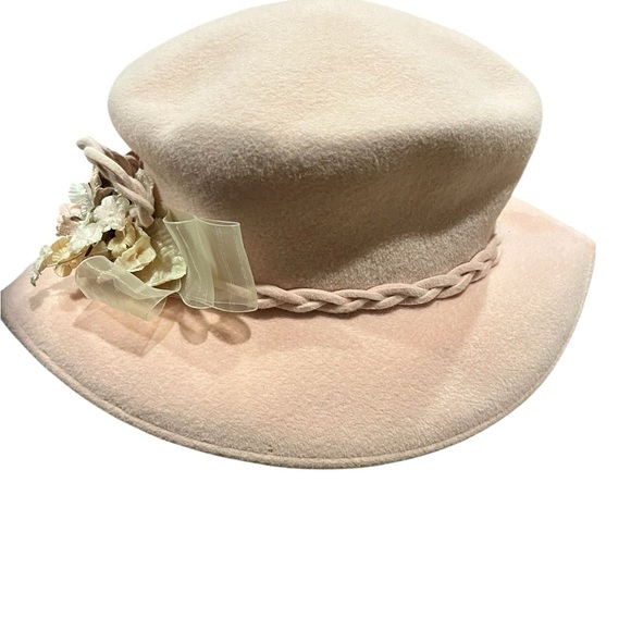 Vintage baby pink wool felt hat with floral embellishments - Picture 2 of 10